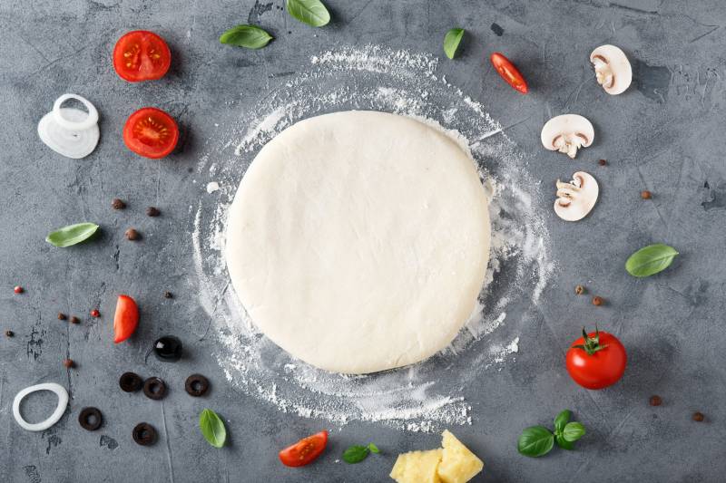 Secrets de pizzaïolo : astuces pour une croûte croustillante et une garniture savoureuse